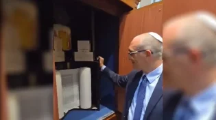 מרגש: הכנסת ספר תורה לקבר רחל אמנו