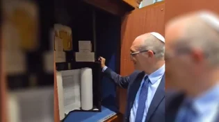 מרגש: הכנסת ספר תורה לקבר רחל אמנו