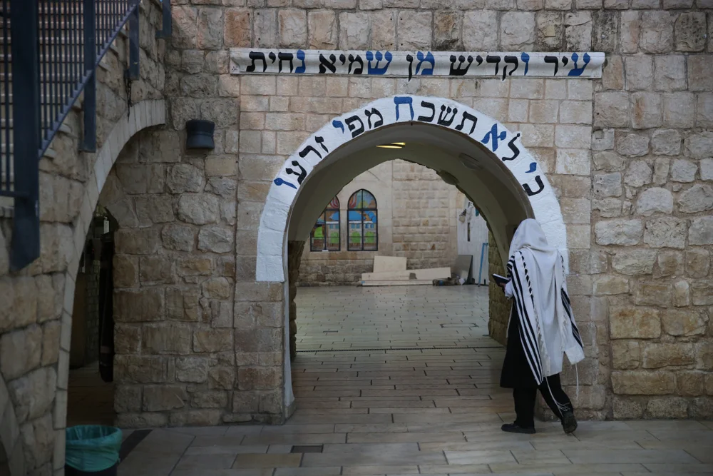 אדם פשוט. אבל הרשב"י שם עין עליו - והגיע אליו בחלום