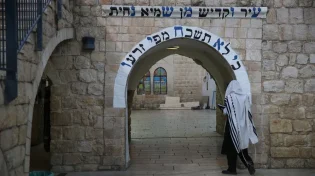 אדם פשוט. אבל הרשב"י שם עין עליו - והגיע אליו בחלום