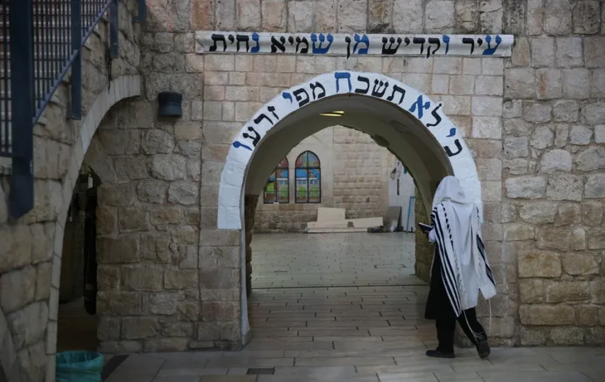 אדם פשוט. אבל הרשב"י שם עין עליו - והגיע אליו בחלום אדם פשוט. אבל הרשב"י שם עין עליו - והגיע אליו בחלום