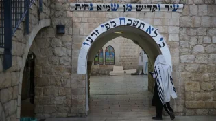 אדם פשוט. אבל הרשב"י שם עין עליו - והגיע אליו בחלום