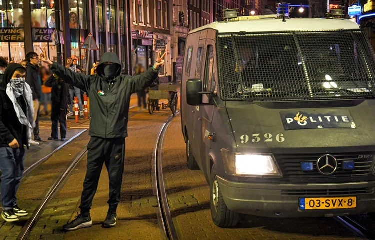 פסל אנה פרנק הושחת באמסטרדם פסל אנה פרנק הושחת באמסטרדם