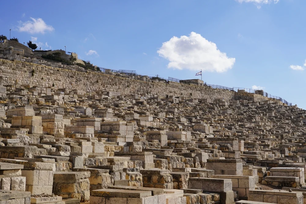 למה לא מנגבים ידיים בבית העלמין? למה לא מנגבים ידיים בבית העלמין?
