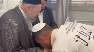 ביקור מרגש: המקובל הגר"ד קוק מבקר לוחם שנפצע קשה
