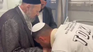 ביקור מרגש: המקובל הגר"ד קוק מבקר לוחם שנפצע קשה
