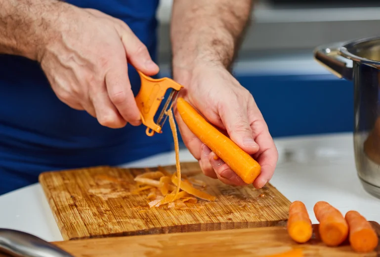 מקלפים ירקות מהקליפה? אתם חייבים לקרוא את זה מקלפים ירקות מהקליפה? אתם חייבים לקרוא את זה