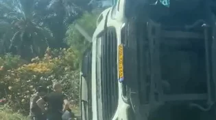 עמק המעיינות: משאית ענק התהפכה