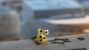 מדוע האשה ביקשה סליחה מהחתן בהלווית בעלה?