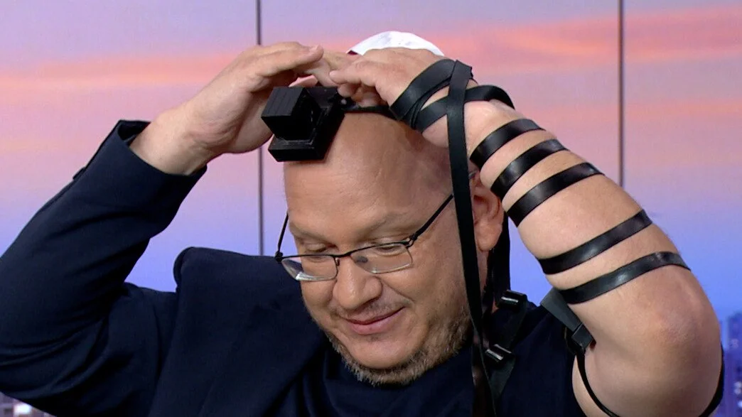 רגע מרגש: חיים לוינסון מניח תפילין בשידור חי 