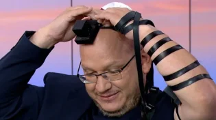 רגע מרגש: חיים לוינסון מניח תפילין בשידור חי 