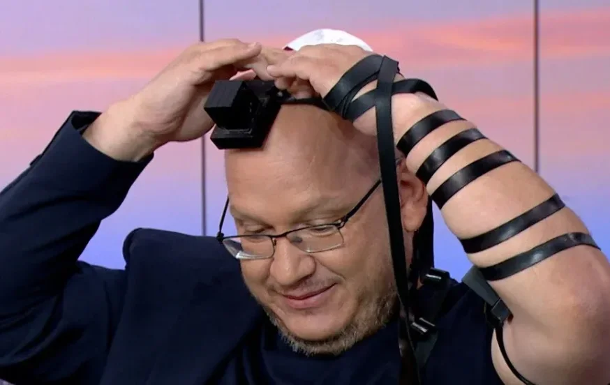 רגע מרגש: חיים לוינסון מניח תפילין בשידור חי רגע מרגש: חיים לוינסון מניח תפילין בשידור חי