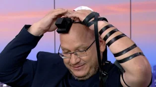 רגע מרגש: חיים לוינסון מניח תפילין בשידור חי 
