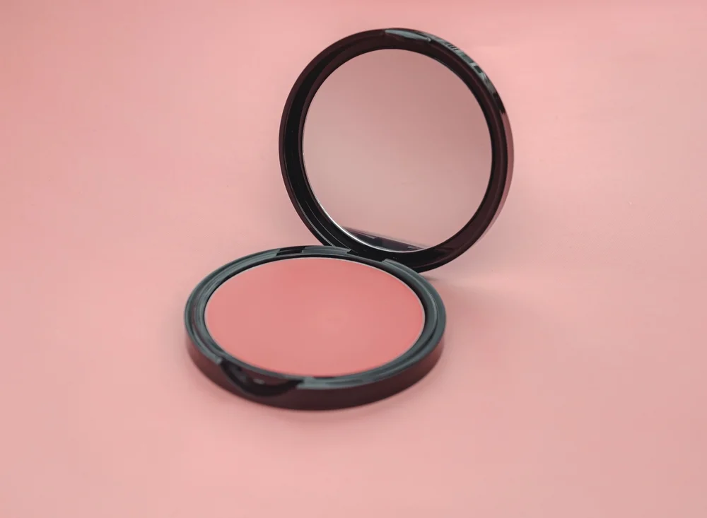 האם מותר לשים סומק בשבת?