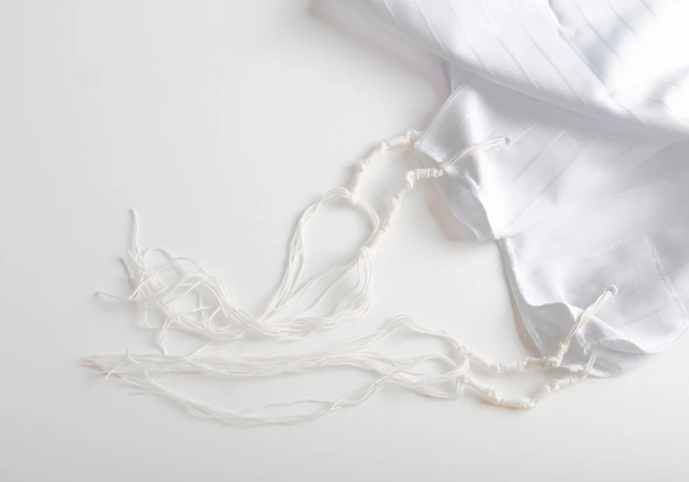 האם מותר לשים ציצית בשבת?