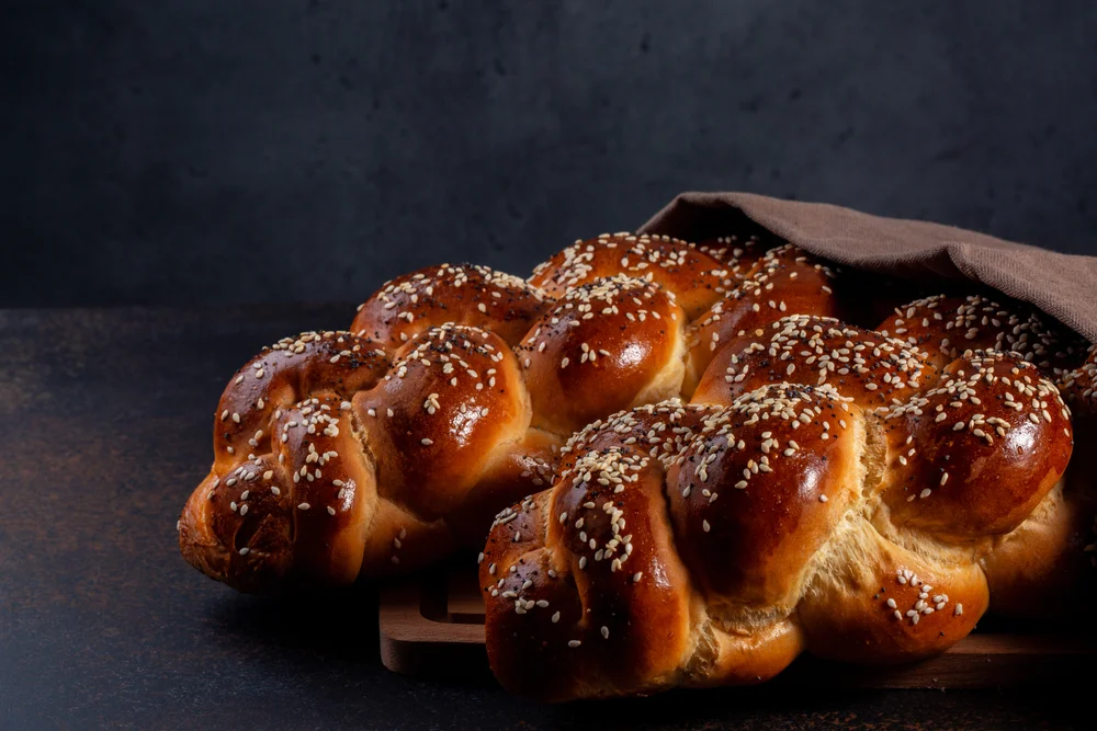 האם מותר לחמם חלה על הפלטה בשבת?