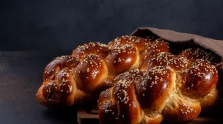 האם מותר לחמם חלה על הפלטה בשבת?