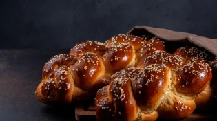 האם מותר לחמם חלה על הפלטה בשבת?