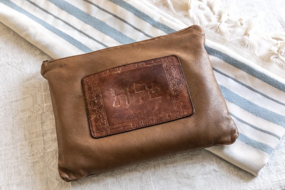 האם מותר לקפל טלית בשבת?