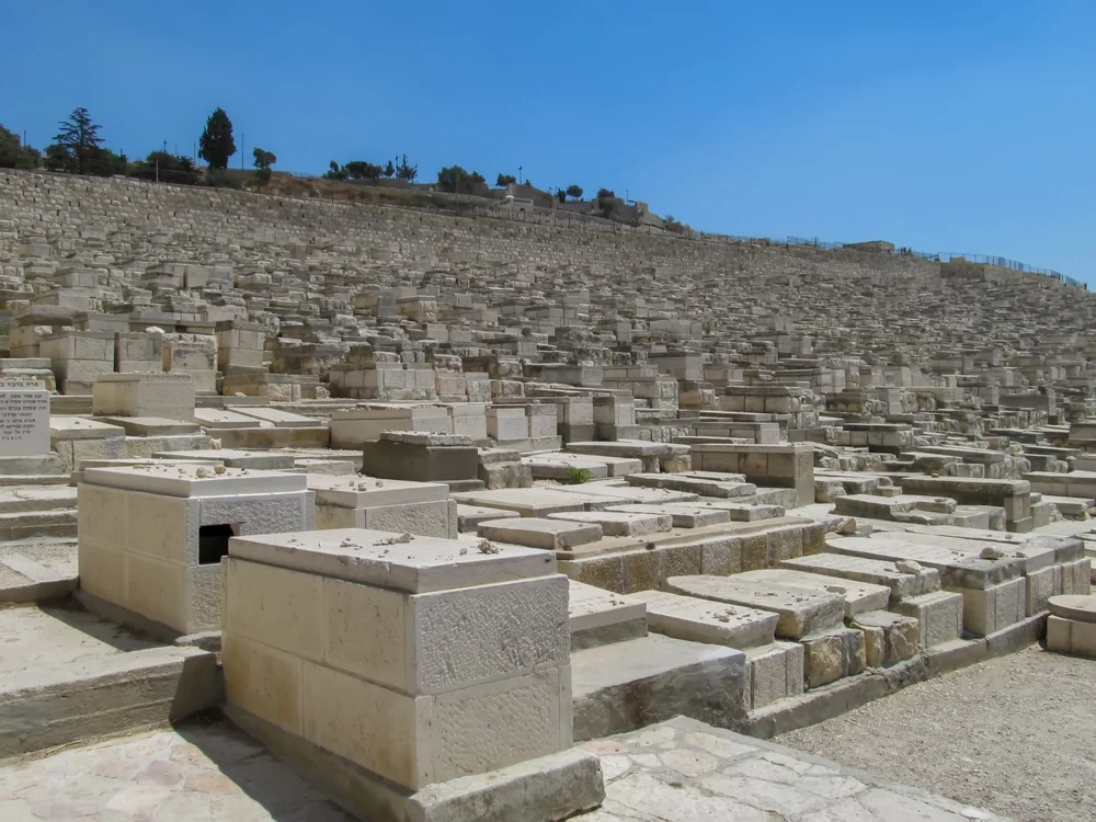 האם אפשר לבקר בבית קברות בשבת?