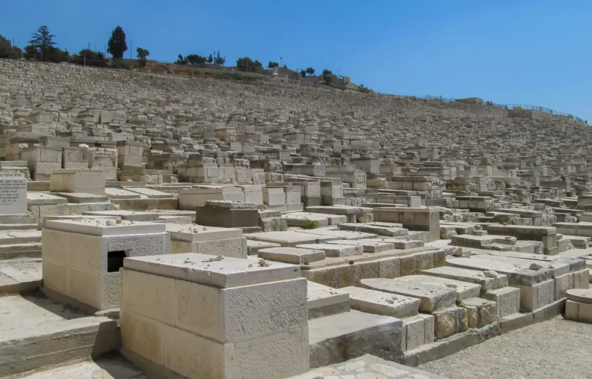 האם אפשר לבקר בבית קברות בשבת?