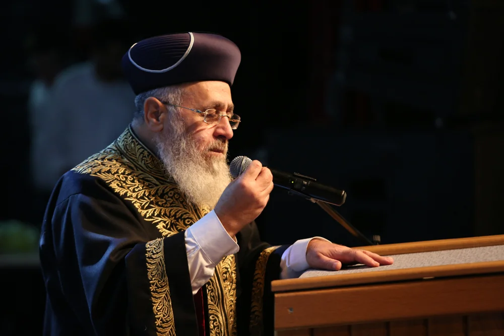 הראשל"צ במתקפה: "כל בן תורה שמקבל צו - שיקרע אותו"