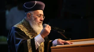 הראשל"צ במתקפה: "כל בן תורה שמקבל צו - שיקרע אותו"