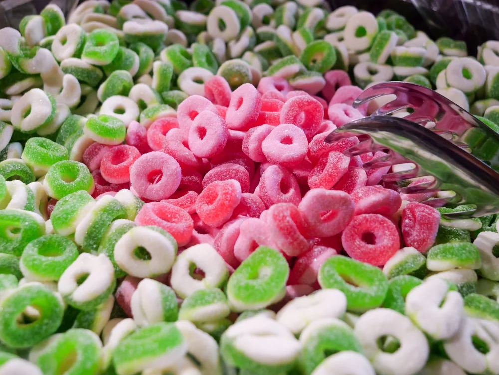 ממתקים מורעלים. ומנהיג הכת תכנן לחלק לילדים היהודים