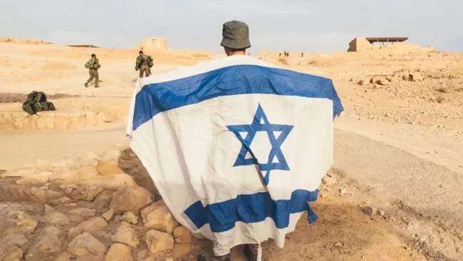 הישוב היהודי שפונה מעזה. ודגל ישראל שהונף מחדש