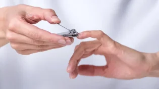 האם אסור לגזוז ציפורניים בשבת?