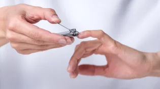 האם אסור לגזוז ציפורניים בשבת?