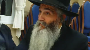 פתאום רבי דוד הסתכל אליי ושאל אותי: "מה כתוב פה?!"