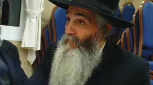 פתאום רבי דוד הסתכל אליי ושאל אותי: "מה כתוב פה?!"