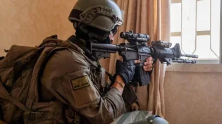 לוחמי צה''ל פושטים רגלית על חאן יונס