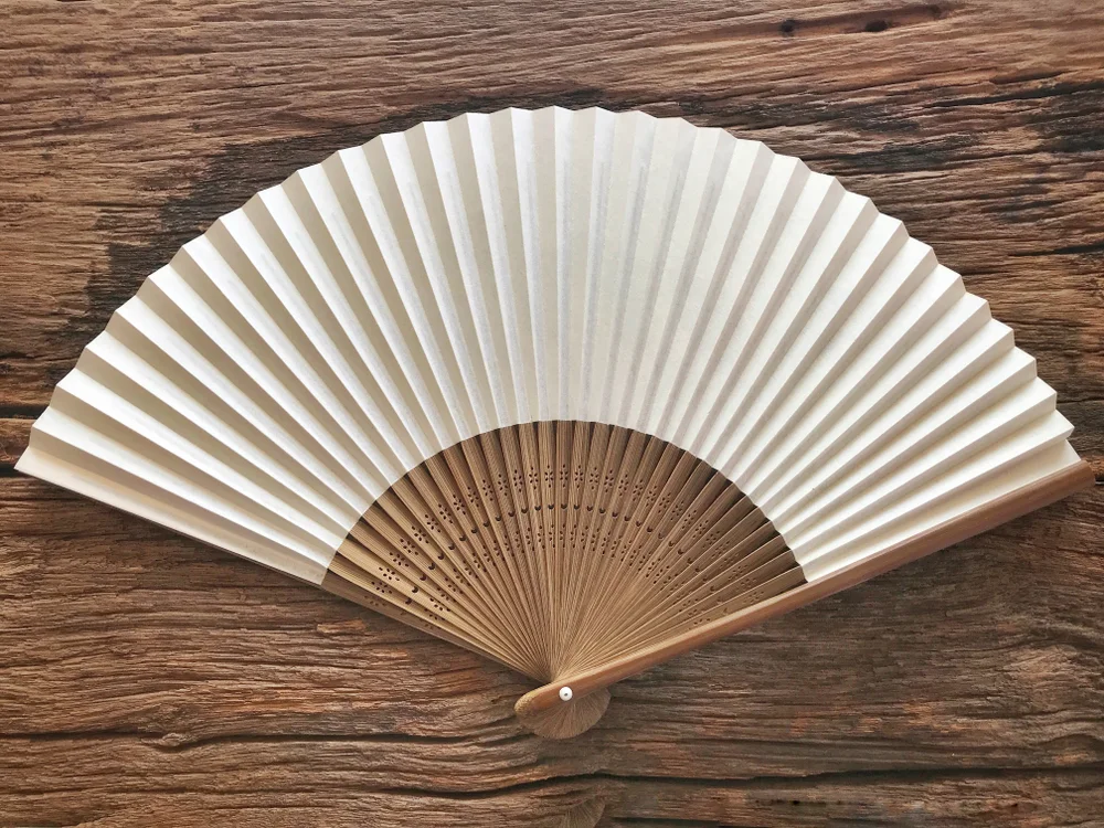 מניפה ידנית מותר להשתמש בה בשבת? מניפה ידנית מותר להשתמש בה בשבת?