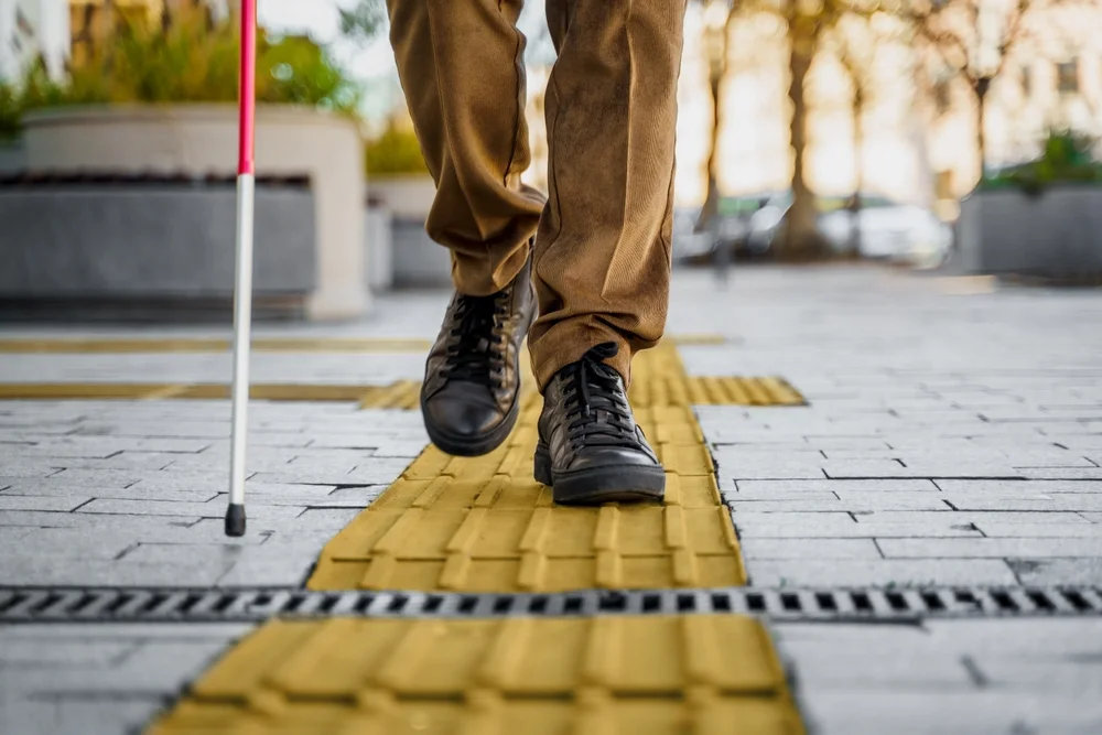 עיוור מחכה בתחנת האוטובוס. בשביל דבר אחד עיוור מחכה בתחנת האוטובוס. בשביל דבר אחד