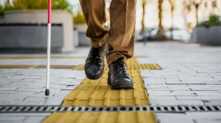 עיוור מחכה בתחנת האוטובוס. בשביל דבר אחד
