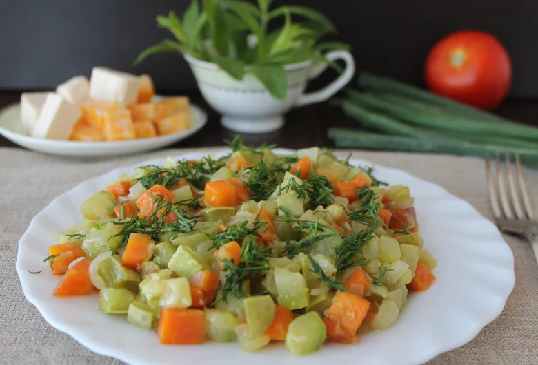 אורז עם תפוחי אדמה, שמיר וגזר בסיר אחד