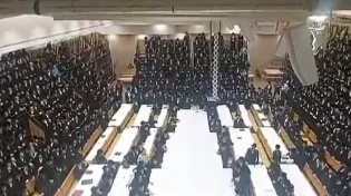 בבירת המשיח: אלפי החסידים בשירה מרגשת