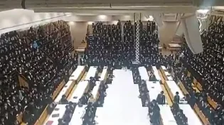 בבירת המשיח: אלפי החסידים בשירה מרגשת