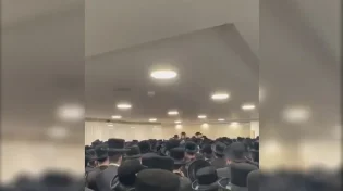 נדיר: החסידים פצחו בשירה באמצע הלוויה