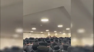 נדיר: החסידים פצחו בשירה באמצע הלוויה