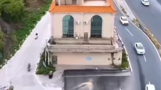 תופעה מוזרה בסין: בתים באמצע כבישים ראשיים