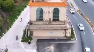 תופעה מוזרה בסין: בתים באמצע כבישים ראשיים