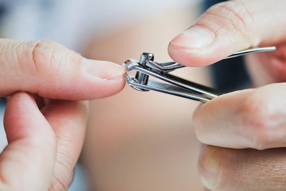 האם מותר לגזור ציפורניים בשבת?