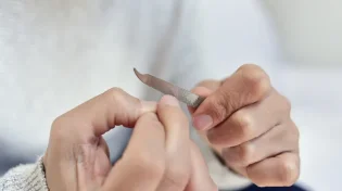 האם מותר לשייף ציפורניים בשבת?