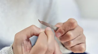 האם מותר לשייף ציפורניים בשבת?
