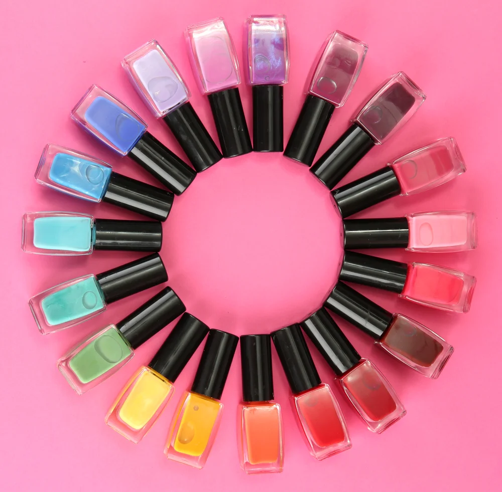 האם מותר לשים או למרוח לק בשבת?