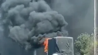 צפו: הכביש לירושלים נחסם עקב משאית בוערת