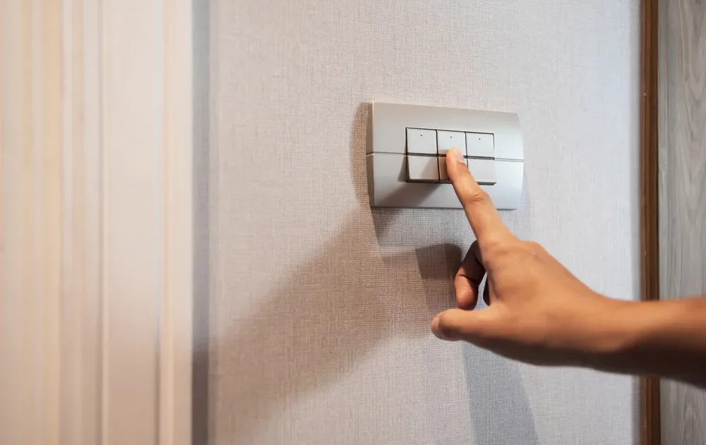 האם מותר להדליק אור בחג? האם מותר להדליק אור בחג?